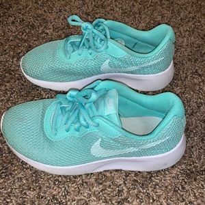 Girls Nike tennis shoes